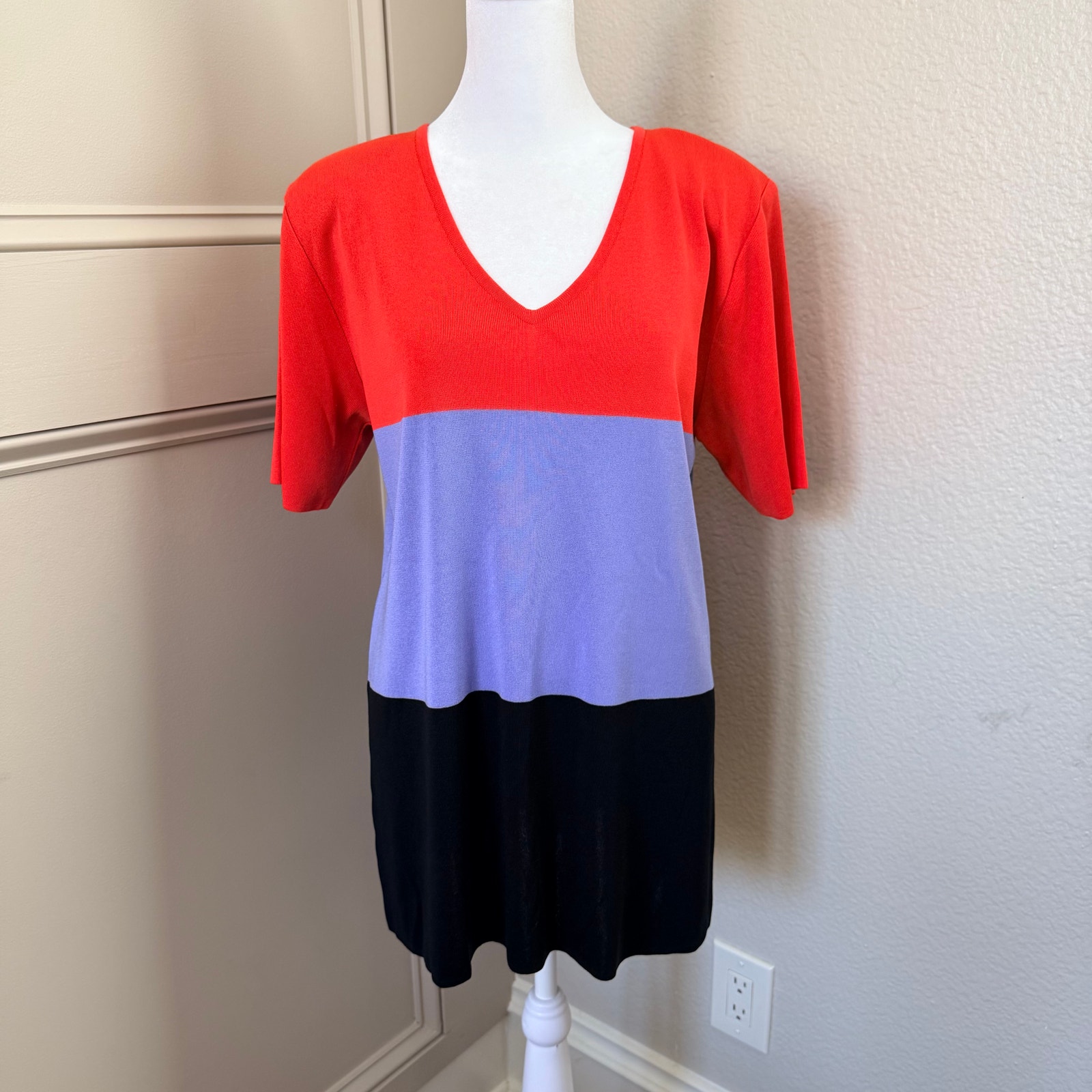 Exclusively Misook Color Block V-Neck Split Hem Tunic Length Top Size L